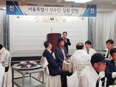 제98회 전국체육대회에서 열정적인 응원을 보여주시는 이천우 회장님.