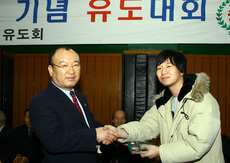 서울시 유도 알리미 위촉패수여 개그맨 김시덕
