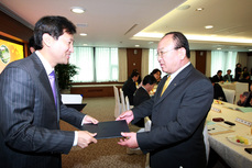 위촉장 받으시는 박희찬 회장님