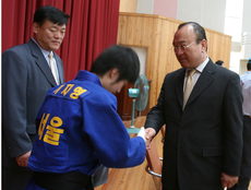 입상선수 격려 하시는 박희찬회장님~