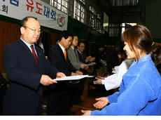 여자부 시상하시는 박희찬회장님