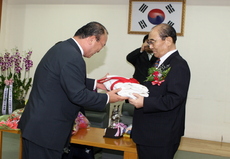 승단기념 유도복과 띠 를 드리는 박희찬회장님.