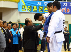 시상하시는 박희찬회장님