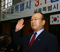 선서 받으시는 박희찬 회장님