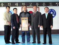 제일유도장 방문 하시는 박희찬회장님.